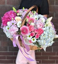 Цветочная композиция из Розы, Хризантемы, Пионы и Лизиантусы в корзине в Заозерном