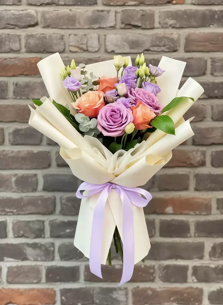 Букет цветов из: Лизиантусы и Розы в Заозерном