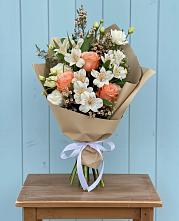 Букет цветов из:  Альстромерии, Лизиантусы, Розы и Хризантемы в Заозерном