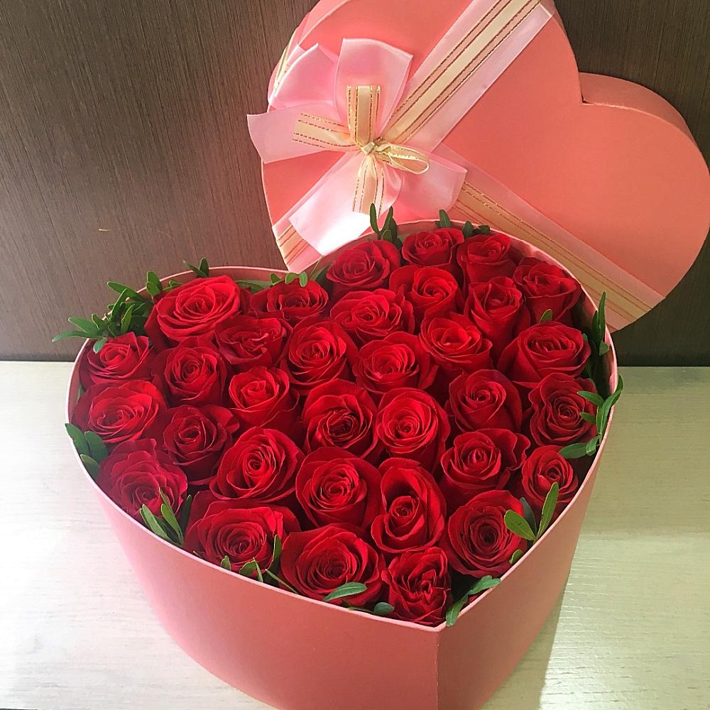 Цветочная композиция из Розы в коробке в виде сердца в Заозерном