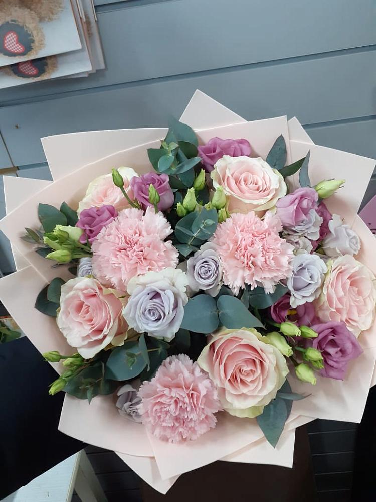 Букет цветов из: Розы, Гвоздики и Лизиантусы в Заозерном